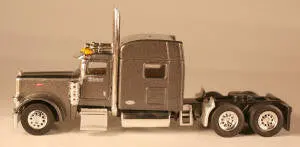 T 6012: Peterbilt 389 Refrigerated Transport – 70-Inch Standard Sleeper, Knight Lineage Design 1